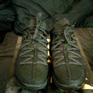 LEBRON XVII LOW SIZE 13 BLACK/BLACK